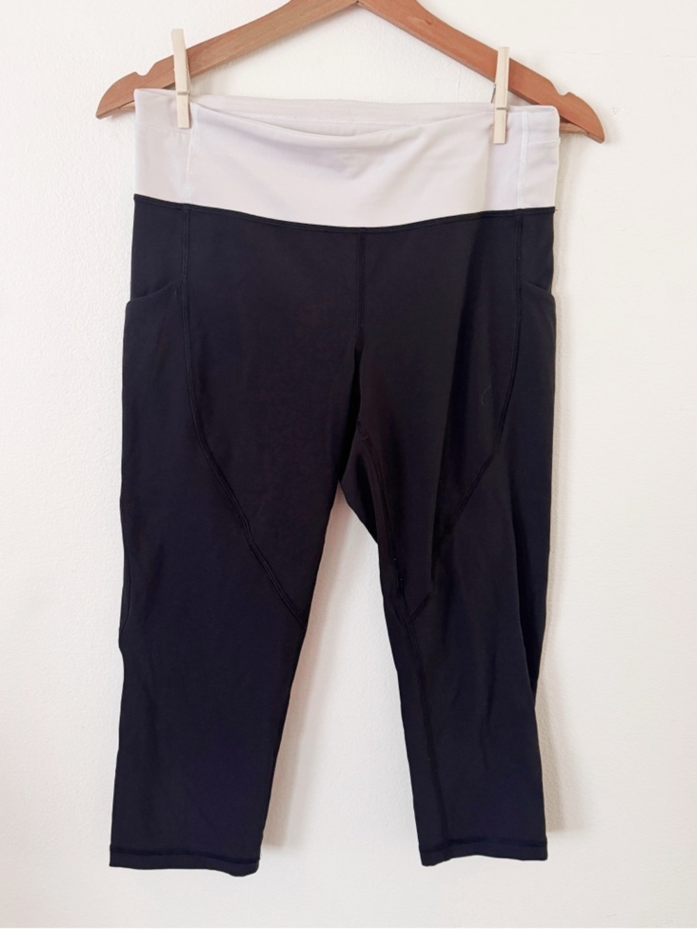Lululemon Black and white cropped Leggings size 8